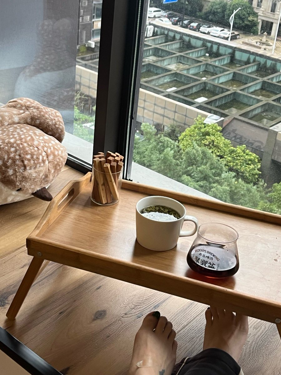 KL_Xiong's tweet photo. Cozy Sunday vibe: making homemade matcha latte by the window, with a cat curled up on the couch—simple little joys hit different at home. https://t.co/7FbKX799pj