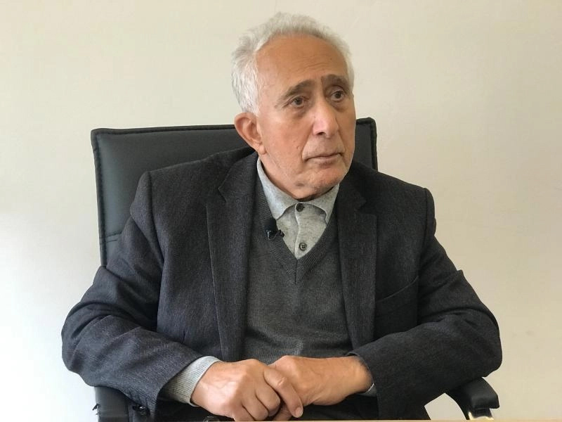 KKP_Gundem's tweet photo. Mehdi Zana’yı kaybettik🕯️

Kürt siyasetinin önemli isimlerinden, Diyarbakır eski Belediye Başkanı Mehdi Zana’nın yaşamını yitirdiğini üzüntüyle öğrendik.

Yaşamı boyunca Kürt halkının özgürlük ve demokratik hakları için mücadele eden, bu uğurda ağır bedeller ödeyen Mehdi Zana’yı saygıyla anıyoruz.

Başta ailesi ve yakınları olmak üzere, Kürt halkına ve tüm dostlarına başsağlığı diliyoruz.