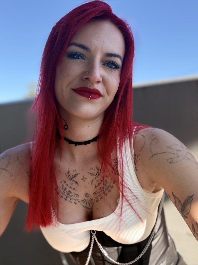 Adelegeraud2001's tweet photo. no one likes my face pics but imma post it anyways😽 https://t.co/LGoTnHQDJS