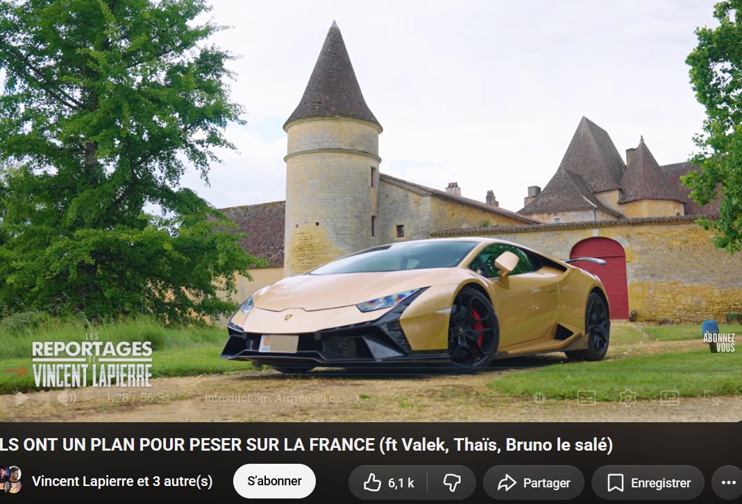 insoumix2's tweet photo. Vous vous souvenez de ce Papacito, qui se félicitait au volant de sa nouvelle voiture d'avoir acheté "ce 4x4 de porc" avec les 90 000 euros donnés par ses sympathisants grâce à une cagnotte mise en ligne pour je ne sais quelle plainte ridicule contre lui ? Bien. Il est où maintenant Papacito ?
Et Valek ?
Et Bruno Le Salé, qui faisaient il y a encore six ou sept ans des centaines de milliers de vues sur Youtube ? ils sont où maintenant ? On n'entend plus parler d'eux ; ils ne font plus de vidéos pour droitards énervés.
Bon, bah on les a retrouvés.
Vincent Lapierre vient de leur consacrer une vidéo promotionnelle pour leur business de vente de formations au montage vidéo, qui est aussi visiblement un business de formation pour apprendre à vendre des formations de montage vidéo.
Le genre de formation qui s'adresse aux jeunes qui sortent du système scolaire sans véritable formation et que l'on peut convaincre de faire une formation à 2700 euros pour vendre des formations. Parce qu'en fait, le montage vidéo, tout le monde s'en fout.
Et figurez-vous que ça rapporte !
Et pas qu'un peu !
Il y a quatre voitures de sport devant le château où se déroulent les formations, à côté de Toulouse : Ferrari, Lamborghini, Audi, Corvette.
Ce n'est pas trop loin de l'Andorre, et ça c'est bien, parce que Valek et Bruno Le Salé habitent justement en Andorre, où ils ne payent presque pas d'impôts sur l'argent qu'ils ont tiré aux pigeons.

Vous qui désespérez des Français, réjouissez-vous, parce que 95 % des commentaires sont négatifs, voire franchement hostiles. 
Le fait est là : Vincent Lapierre s'en prend plein la gueule.

Bah oui, forcément, quand un petit gars de 21 ans interviewé dans la cour du château par Lapierre vous dit qu'il se fait entre 10 et 20 000 euros par mois, l'infirmière qui gagne 2000 en se tapant deux heures et demi de trajet par jour pour aller au taf se sent légèrement insultée.

Voilà : c'est la nouvelle droite business, celle des petits cons de youtubeurs (et youtubeuses) qui censurent le "cl" de "coup de pied dans le cul" sur youtube pour conserver à tout prix la monétisation de leur vidéo.
On n'oublie pas non plus Baptise Marchais, qui lui aussi s'est exilé au Texas pour avoir la belle vie après avoir cartonné sur Youtube avec ses formations de coach sportif en ligne.
Tous ces braves gens sont de droite. Si si. Ce sont des patriotes. On ne peut pas leur reprocher de fuir la France et de ne pas vouloir donner de l'argent à cette république en ruine. Mais on peut leur reprocher de prendre les jeunes pour des pigeons et de se faire un max de blé sur leur dos. 
Autant le dire : en dépit de ses dénégations, je soupçonne Vincent Lapierre de ne pas avoir fait gratuitement cette désastreuse vidéo promotionnelle qui s'avère au final être une démolition non contrôlée de l'image de marque la société VK STUDIO (Valek).

Pendant trois ans, de 2022 à 2025, j'ai passé le plus clair de mon temps dans le ciment, les parpaings, le carrelage et le placo, dont 18 mois avec un bracelet électronique à la cheville, été comme hiver. Je me suis fait chier pour réaliser un rêve d'enfant : construire une maison. J'ai dépensé 30 000 euros, en pure perte, finalement, à cause de cette administration locale. Mais je ne regrette rien, parce que j'ai bâti quelque chose. 
Et vous, avec vos Lamborghini et vos Ferrari, qu'avez-vous construit ? Vos vidéos de 2010 ? Plus personne ne les regarde ? Tout le monde s'en fout. Vous êtes heureux ? Tant mieux pour vous. Mais il y a un truc qui vous a échappé les gars : la dignité, l'amour du travail bien fait. A une époque, chez les Français, ce sont des valeurs qui avait leur importance. Mais êtes-vous français ?