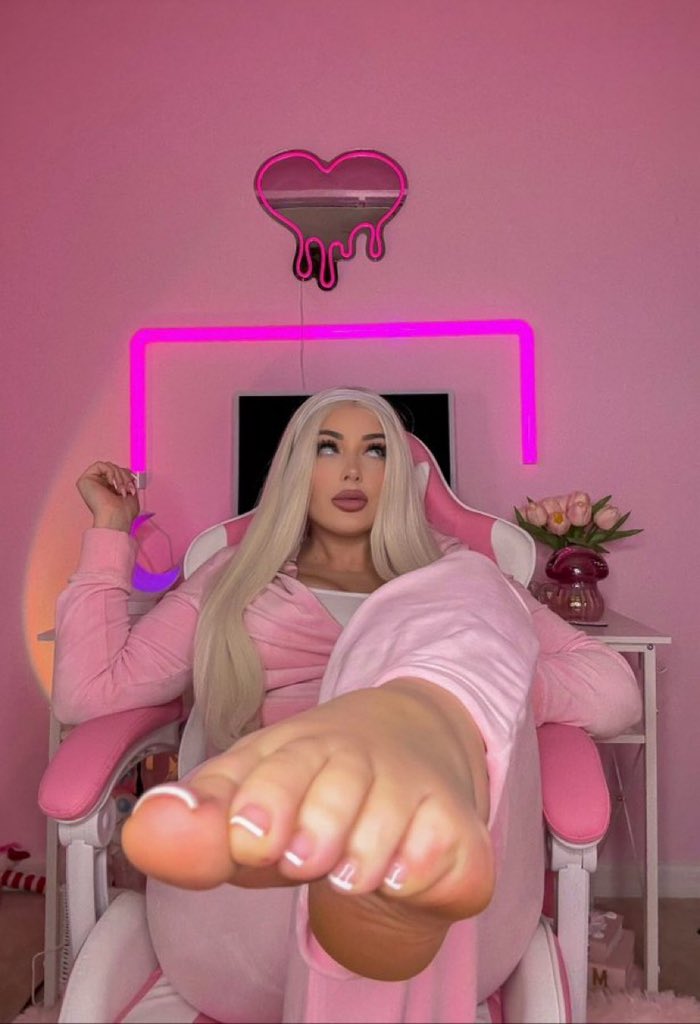 ixxbabypanda's tweet photo. I want to do a VERY special HANGING Executrix session. 🚨

Stand on a STOOL, noose around that NECK, survive FIRE in ass or take a STEP DOWN. 🥵😈

#findom #feet #EXECUTRIX #castration #blackmail #paypig #sissy #TPE #CNC #UK #US #LA https://t.co/zzKVgfsSYg