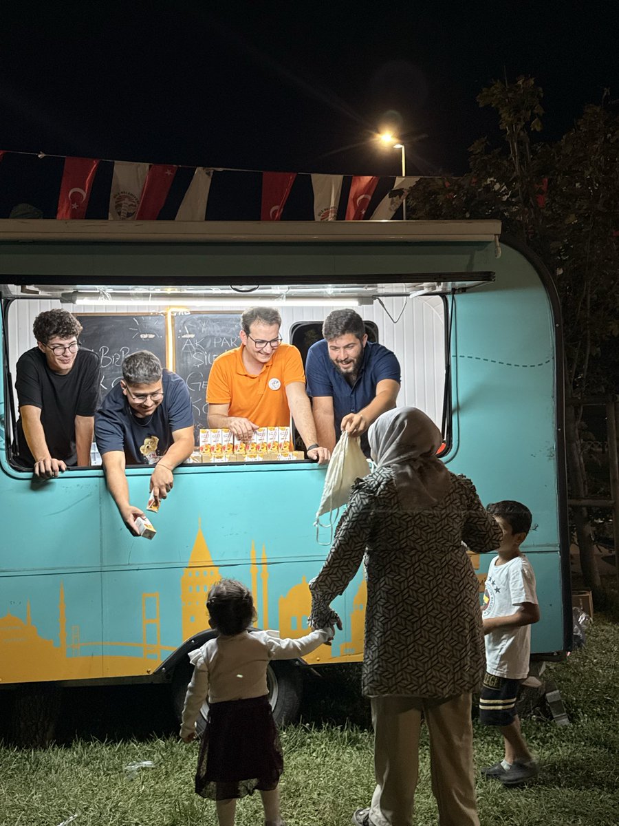 Ak_GencSile's tweet photo. Uluslararası Şile Bezi Festivali’nin coşkusunu Gençlik Karavanımızla taşımaya devam ediyoruz! 🚚✨

AK Parti Şile Gençlik Kolları Teşkilatı olarak festivalin 3. akşamında da hemşehrilerimizle bir araya geldik. Karavanımızı ziyaret ederek heyecanımıza ortak olan Belediye Meclis Üyemiz Sayın Fatih Mehmet Kömürcü’ye ve Ana Kademe Teşkilat Başkanımız Sayın İsmail Albayrak’a nazik ziyaretleri için teşekkür ederiz.

Geleneksel mirasımızı gençliğin enerjisiyle buluşturmaya, Şile’miz için sahalarda olmaya devam edeceğiz! 🇹🇷

@akgencistanbul 
@nevzatyucetr 
@femrergul 
@iahmettt