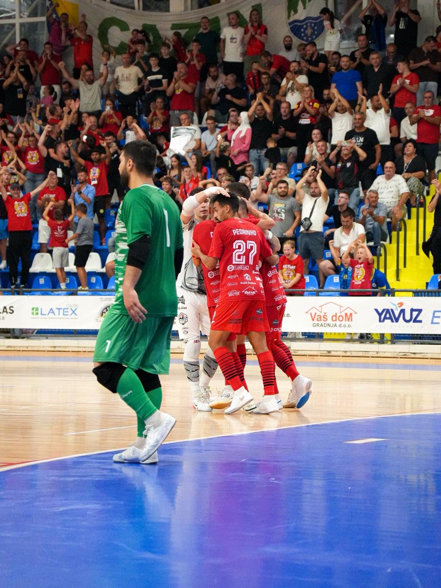 NFSBiH's tweet photo. MNK Bubamara Cazin izborila je plasman u glavnu rundu UEFA Futsal Lige prvaka nakon što je u odlučujućem susretu sa MFC CIU odigrala 4:4. Obje ekipe su završile turnir sa po 7 bodova, ali je naš prvak zbog bolje gol-razlike zauzeo prvo mjesto u grupi.

Čestitamo! 💪⚽ https://t.co/0oYuZKjqxT