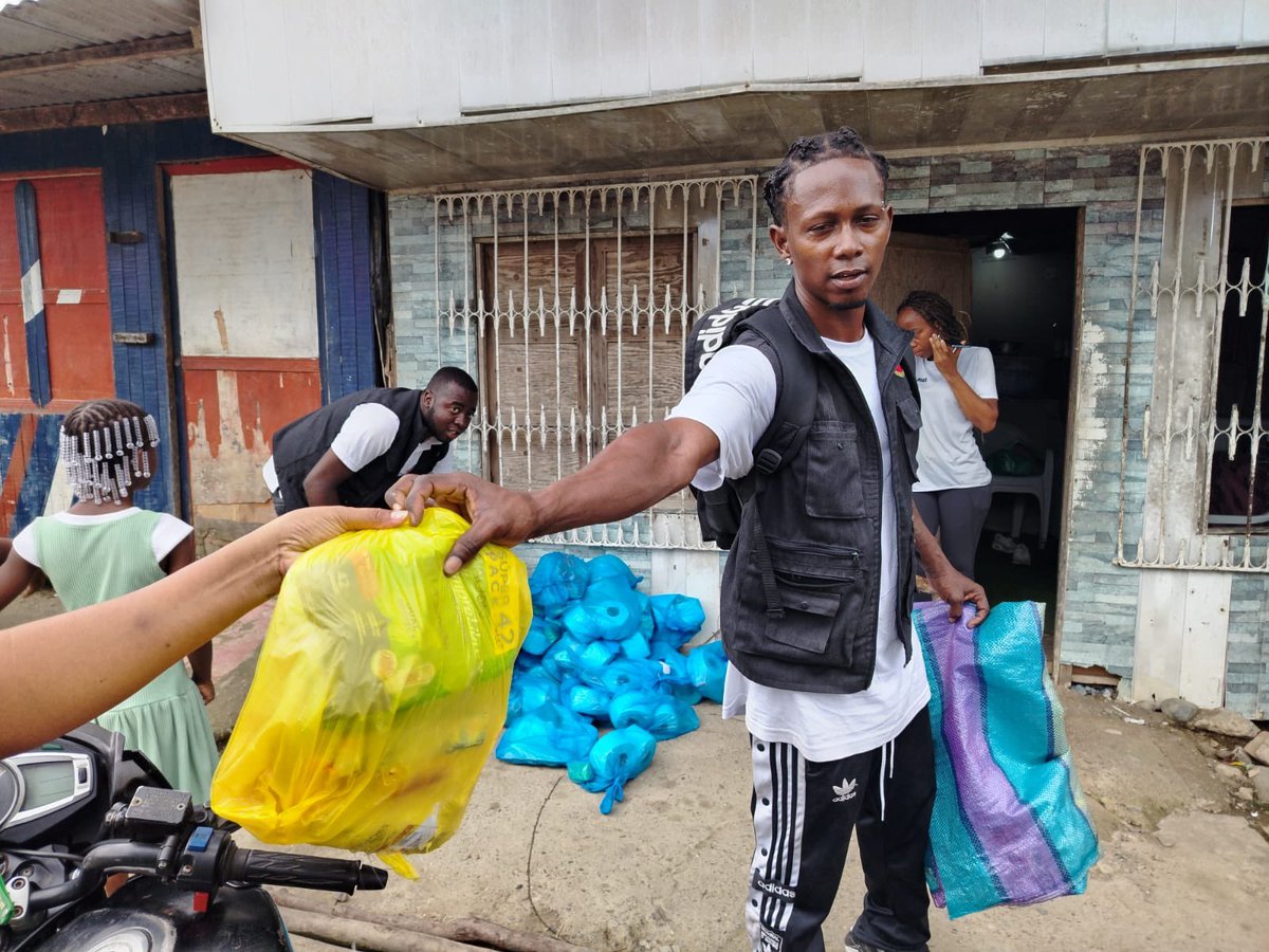 LeonardBtura's tweet photo. #BarrioAdentro| Seguimos con la tarea de ir barrio a barrio a llevar soluciones de alimentación y comidas preparadas todos los días. 

Gracias a todos los que suman sus manos a esta causa solidaria. https://t.co/nyPgaJKpqm