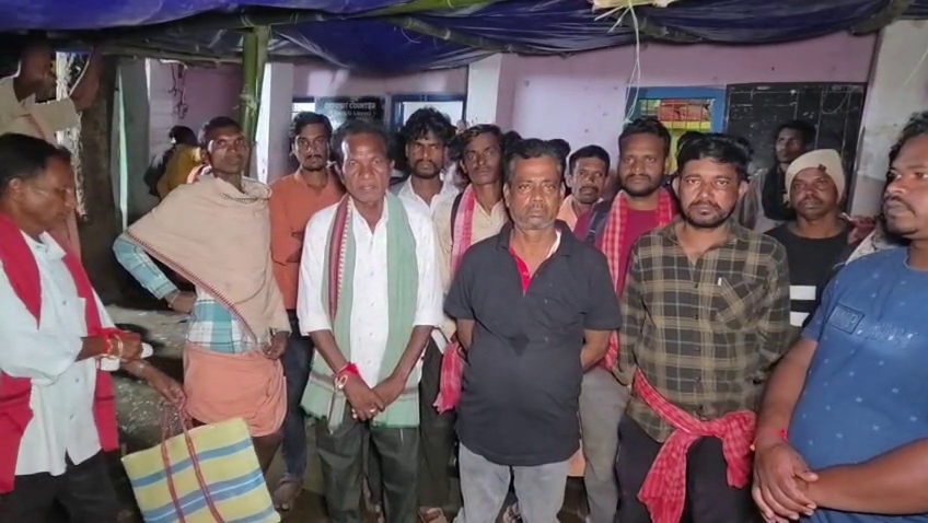 otvkhabar's tweet photo. #ରାତି_ଅଧରେ_ଲ୍ୟାମ୍ପ୍ସ_ଆଗରେ_ଚାଷୀଙ୍କ_ଭିଡ଼
-ଉମରକୋଟ: ରାତି ଅଧରେ ଲ୍ୟାମ୍ପ୍ସ ଆଗରେ ଚାଷୀଙ୍କ ଭିଡ଼
-ପଞ୍ଜୀକରଣ କରିବା ପାଇଁ ରାତି ଅଧରେ ମଧ୍ୟ ଘରକୁ ନ ଯାଇ ଭିଡ଼
-ସରକାର ଅଗଷ୍ଟ ୩୧ ତାରିଖ ଡେଡଲାଇନ୍ ରଖିଥିବାରୁ ଚାଷୀଙ୍କ ଭିଡ଼
#Umerkote #Nabarangpur #Odisha #OdishaFarmers #Farmers #LAMPS #FarmerRegistration #PaddyProcurement #Aug31Deadline #FarmersStruggle #Odisha #OTV