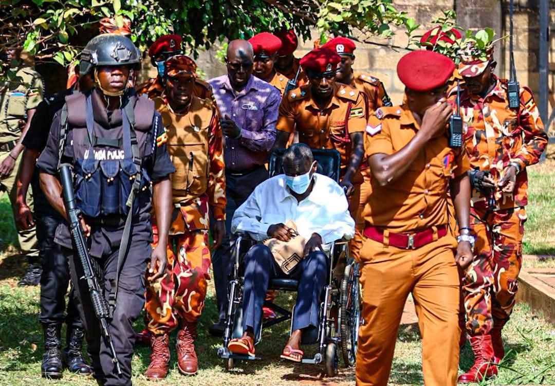 DrEkwaro's tweet photo. @kizzabesigye1 @Winnie_Byanyima It seems they want to release him when he's just about to die, so that they deny responsibility, grant him a state burial and move on to their next victim! I have never seen evil people as those keeping Besigye in jail https://t.co/qEWgwbYUEm