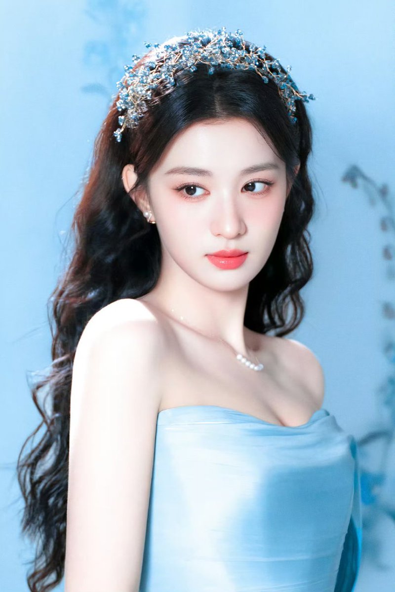lilszh's tweet photo. a living goddess 🩵 https://t.co/I5VVXuQLFV