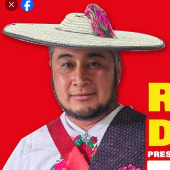Juan_OrtizMX's tweet photo. 🗳️📌 MULTAN A MUJERES INDÍGENAS CON 55 MIL PESOS POR BUSCAR AGUA EN CHIAPAS

Otro caso de abuso de poder a nivel municipal.

En San Gregorio, comunidad de unos mil 500 habitantes en Huixtán, Chiapas, hay escasez de agua desde febrero.

Un grupo de mujeres tzeltales compró un generador de gasolina para extraer agua de un pozo.

Aseguran que nunca usaron la electricidad comunitaria.

Aun así, la autoridad local les impuso una multa de 55 mil pesos y 22 rejas de refresco.

El Universal reporta que el agente municipal, identificado con el PT, ordenó el castigo. 

También documenta que el 7 de junio les quitaron celulares, dañaron el generador y golpearon y encarcelaron durante horas al hermano de una de ellas.

Además señala que pidieron ayuda al alcalde del PT, Romeo Damián Huet Álvarez, pero terminaron sin agua ni luz y con la exigencia de pagar la multa.

Mirada Sur sostiene que el agente municipal mantiene un conflicto personal con la familia. 

Y que habría alentado las agresiones y que el alcalde se colocó del lado de quienes las castigaron.

También reporta que las mujeres son amenazadas y que en reuniones comunitarias ni siquiera les permiten hablar.

El caso ya fue llevado ante la Fiscalía de Justicia Indígena, según Mirada Sur.