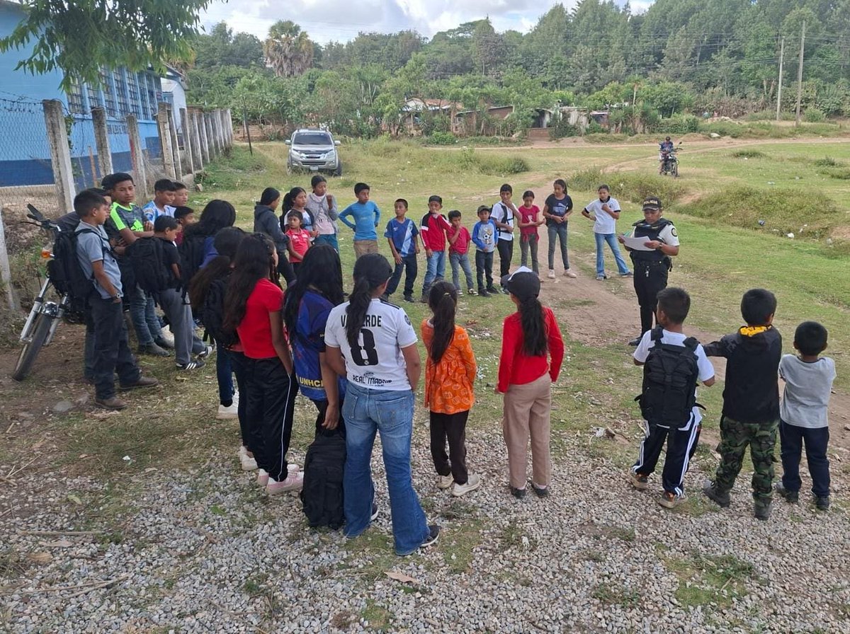 PNCdeGuatemala's tweet photo. Policías de la #SGPD se reunieron con integrantes del COCODE de la aldea El Paiso, Cornelio de Jesús Chúa Castrillo, como parte del trabajo de prevención comunitaria que impulsa la Policía Nacional Civil. https://t.co/hetpuZnwUz
