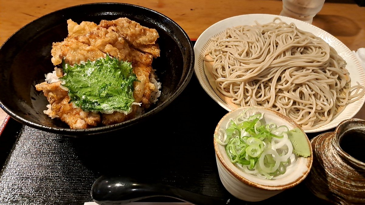 akbkzy's tweet photo. セットの丼はミニ丼って書いてあったのにこのサイズでビビったw https://t.co/0Q1nZcFiHi