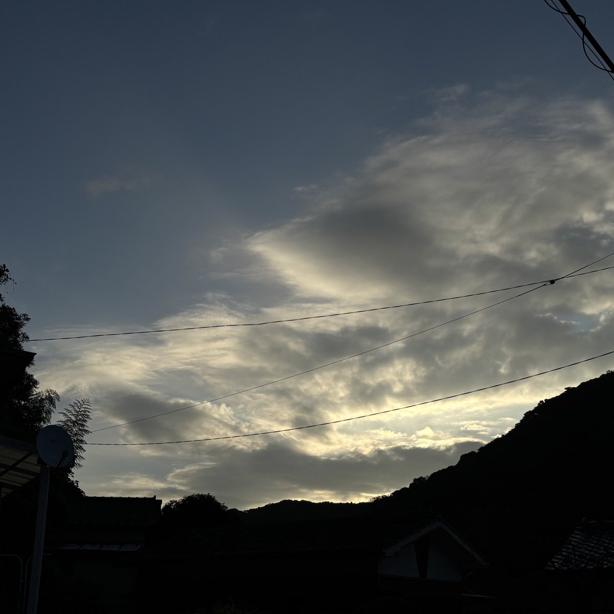 RoiNw6JouhXnyNT's tweet photo. 《  おはよう相模原  》  在門司

#マッカーサー元帥が日本到着
1945年連合国軍最高司令官D•マッカーサー元帥(65歳)が厚木飛行場に降立つ

#米軍アフガニスタンから完全撤退
2021年アメリカ史上最長となる20年間の戦争が終結

🐔雲広がる朝です

天気予報⛅️/☀️

🌡気温27~32℃

2026年8月30日AM 6：30 https://t.co/utuJenA6D7