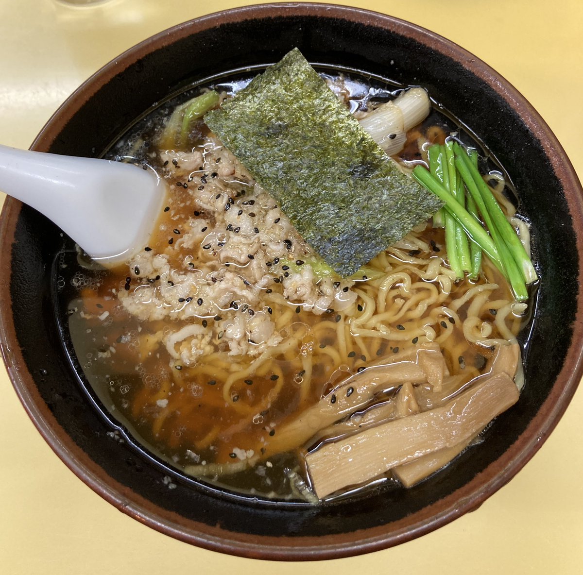 inUSA95101058's tweet photo. 20年以上通ってる名店✨

荻窪の手もみラーメン十八番さん

特製十八番と餃子、幸せの一杯🍜でした〜

#ラーメン #手もみラーメン十八番 https://t.co/D6x8ZZXFJX