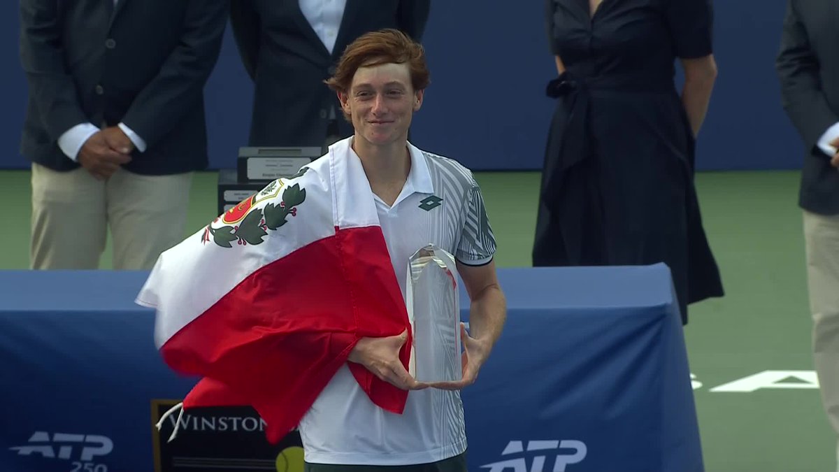 ESPNtenis's tweet photo. Trofeo en mano y la bandera de Perú flameando. 🇵🇪🏆

Ignacio Buse es CINE 🚬

#WinstonSalem https://t.co/ph14opoowT