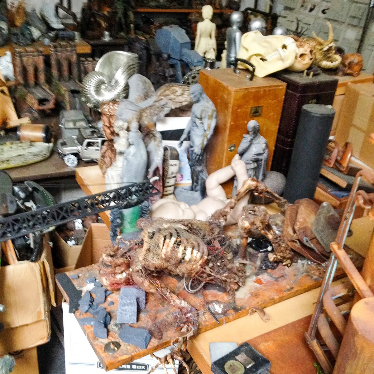 ChrisBaker1337's tweet photo. One last look inside Tippett Studio. The legendary f/x house is closing, and its models, props &amp; precious artifacts are being sold off. 

I spent a day inside the workshop, surrounded by Star Wars, RoboCop, Jurassic Park, and decades of handmade movie magic. 

🔗 below &amp; in bio https://t.co/zZceqf9t5l