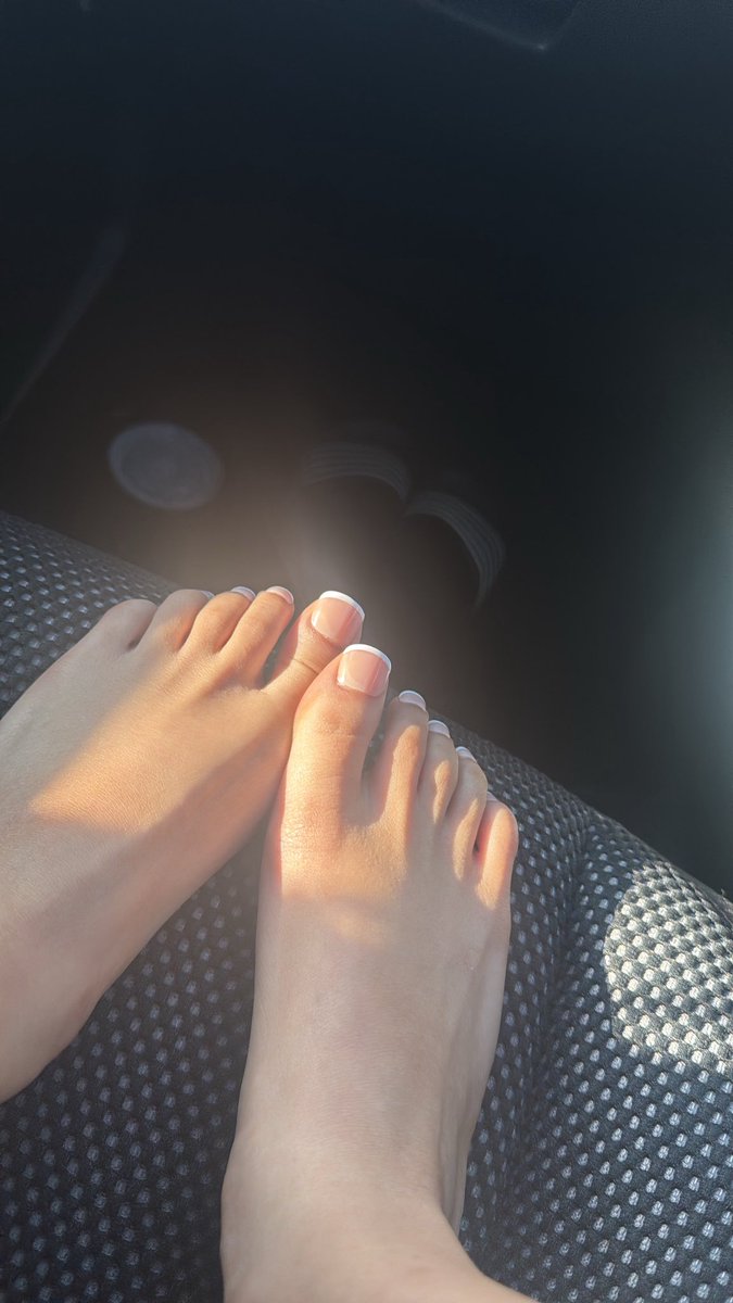 eyeamnunu's tweet photo. ; 😂😂🤣😂😂eye js think my feet the prettiest😩 https://t.co/wMuopKGScF
