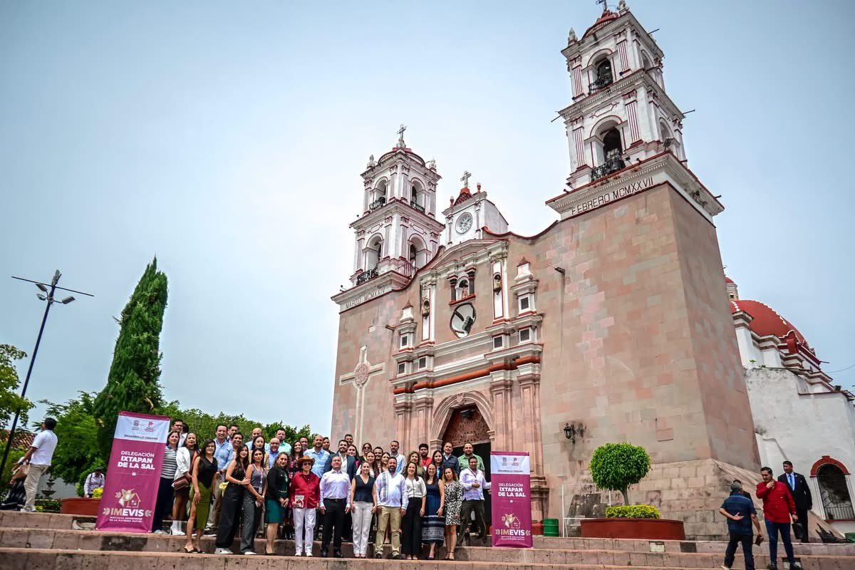 juan_diaz23's tweet photo. Con gran emoción, les comparto que fuimos sede del evento multirregional de la “Jornada de Usucapión Social Itinerante por el Bienestar de las y los Mexiquenses”, en el municipio de #Tonatico.
Este importante evento, realizado en coordinación con el @PJEdomex, permitió desahogar más de 374 sentencias que brindan certeza jurídica al patrimonio y bienestar de las familias mexiquenses. 🏡📄
Agradezco la presencia del Dr. Alejandro Tenorio Esquivel, Director General del #IMEVIS, así como del C. Cesar Hernando Fuentes Domínguez, Presidente Municipal de #Tonatico; de las y los Presidentes Municipales de la región, y de todas las autoridades estatales y municipales que nos acompañaron.
Hoy, juntos, seguimos haciendo realidad la certeza jurídica y construyendo bienestar y tranquilidad para las familias mexiquenses.
@IMEVISedomex