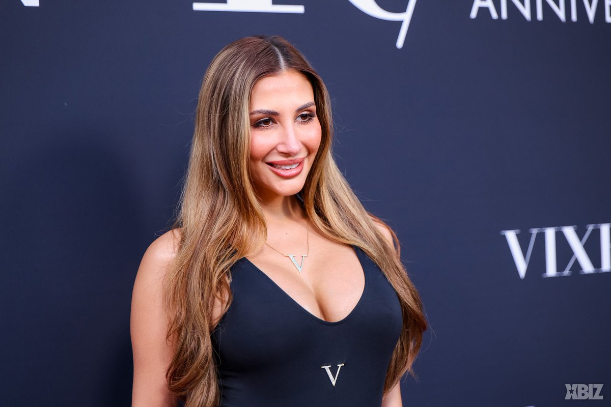 TheDarkness007's tweet photo. Stunning @TheGiannaDior gracing the red carpet at @VIXEN's 10th anniversary party 1/2 https://t.co/7D2ynrynaA