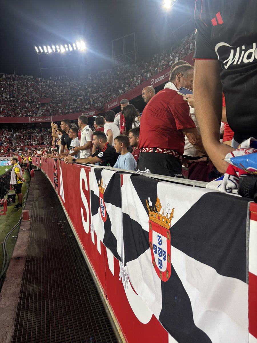 antoniocamposl's tweet photo. La bandera de Ceuta, en el Ramón Sánchez Pizjuán 
¡Ánimo!
@SevillaFC https://t.co/tSyhQ4UcGz