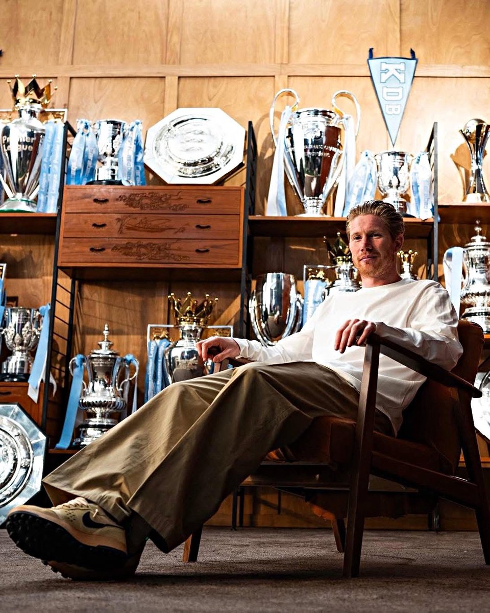City_hq's tweet photo. Manchester City signed @KevinDeBruyne, 11 years ago today in 2015. 🇧🇪✍🏻

🏆 Premier League x6
🏆 FA Cup x2 
🏆 League Cup x5
🏆 UEFA Champions League x1
🏆 UEFA Super Cup x1
🏆 Community Shield x3

The 𝑮𝒓𝒆𝒂𝒕𝒆𝒔𝒕 midfielder in history. 💫 https://t.co/rksoEZQFws