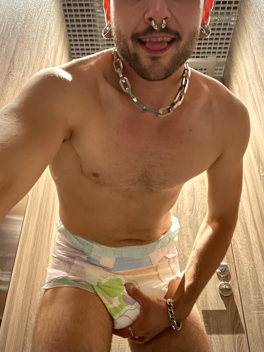 DiaperBro_'s tweet photo. Chilling in my nappies #diaperlover #diaperdude #chav #dl #abdl #diaperboy https://t.co/m8SyBbQKI8
