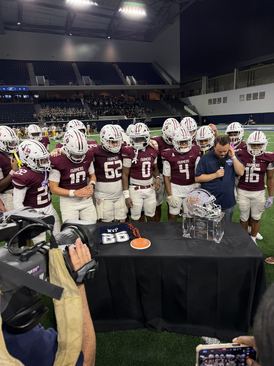 BetweenTheHashs's tweet photo. Pure joy from coach @modle1112 &amp; his @LHSFball Farmer squad. 

56-42 win &amp; a great second half dominate performance. 

@_RL_Martin @almcabee @Marchen44 https://t.co/pJmCUrQSTj
