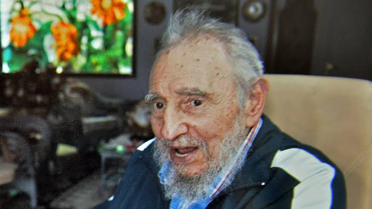 CubaOrtografia's tweet photo. Cuando se reescriba seriamente la historia del continente americano, un nombre quedará ligado de manera indiscutible a 
todas sus guerras,
sus fracasos,
sus asesinatos,
su violencia, 
sus grupos paramilitares,
sus guerrillas,
sus agentes infiltrados,
sus éxodos,
su adoctrinamiento,
su desestabilización política,
su desastre económico,
sus violaciones de derechos humanos,
sus destierros,
sus encarcelamientos ilegales,
sus fusilamientos,
su hambre,
su escasez,
sus mentiras y mitos,
sus planes inacabados...