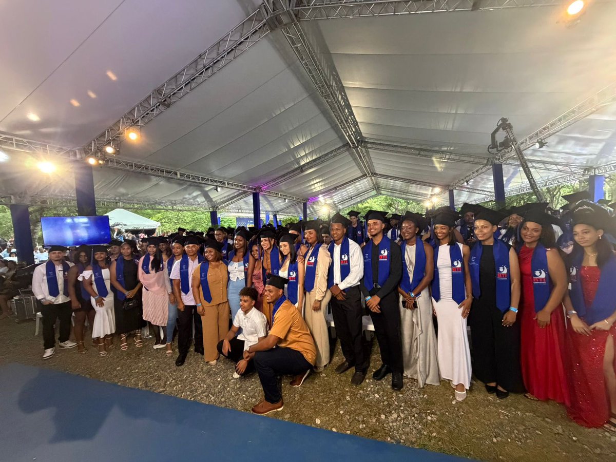 santanita_17's tweet photo. 800 jóvenes y eso trae 800 nuevas historias. La primera graduación BTI de la Alcaldía de Santo Domingo Norte demuestra que fue el se crean oportunidades, la juventud responde y eso mejora nuestro presente y futuro. 

#GraduacionASDN #AlcaldíaSDNContigo https://t.co/Q51NMwahoX