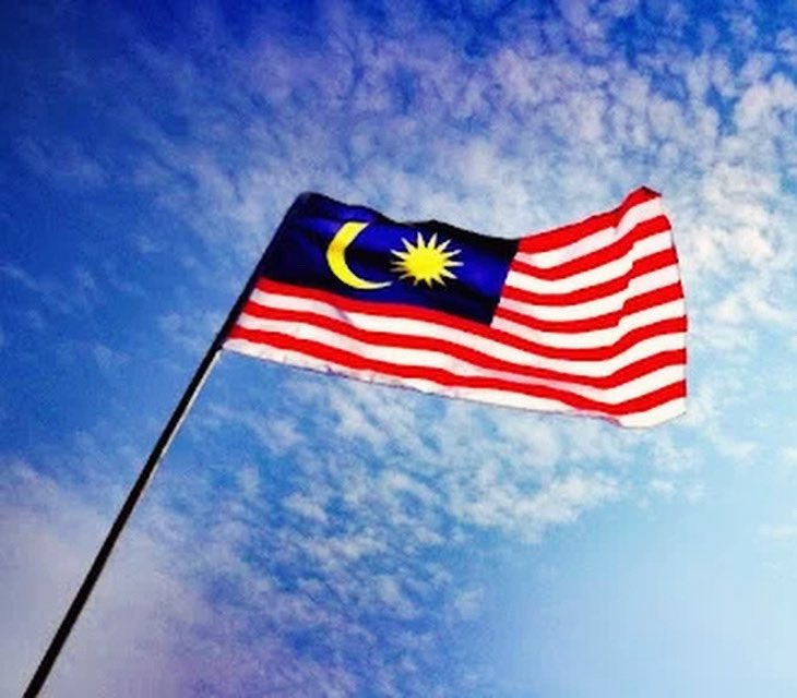 amuse_gueule's tweet photo. I honestly don’t understand this 𝘄𝗶𝘁𝗰𝗵 𝗵𝘂𝗻𝘁 over how people are flying the Jalur Gemilang.

If you see someone flying the flag incorrectly, why is the first instinct to take out your phone, record them, post it online and wait for the outrage? 𝗝𝘂𝘀𝘁 𝗴𝗼 𝗼𝘃𝗲𝗿 𝗮𝗻𝗱 𝗵𝗲𝗹𝗽 𝘁𝗵𝗲𝗺 𝗳𝗶𝘅 𝗶𝘁. Tegur elok-elok. Betulkan. Selesai. That’s what I’ve been saying every time this happens.

Unfortunately, this is the age of social media. Everybody wants content. Everybody wants reach. 𝗖𝗹𝗶𝗰𝗸𝘀, 𝘀𝗵𝗮𝗿𝗲𝘀, 𝗹𝗶𝗸𝗲𝘀, 𝘃𝗶𝗿𝗮𝗹𝗶𝘁𝘆. And outrage gets all of those very quickly.

But at what cost?

Are we really willing to humiliate another Malaysian, create anger and suspicion, and set the whole country fighting with one another just because somebody might have made a mistake with a flag?

And politicians, please. 𝗡𝗼𝘁 𝗲𝘃𝗲𝗿𝘆 𝗺𝗶𝘀𝘁𝗮𝗸𝗲 𝗻𝗲𝗲𝗱𝘀 𝘁𝗼 𝗯𝗲𝗰𝗼𝗺𝗲 𝗮 𝗻𝗮𝘁𝗶𝗼𝗻𝗮𝗹 𝗰𝗼𝗻𝘁𝗿𝗼𝘃𝗲𝗿𝘀𝘆. Jangan buat gunung daripada bukit kecil. Sometimes leadership means calming people down instead of finding another reason to make them angry.

We say we love Malaysia. Then surely part of loving Malaysia is also 𝗹𝗼𝗼𝗸𝗶𝗻𝗴 𝗮𝗳𝘁𝗲𝗿 𝗠𝗮𝗹𝗮𝘆𝘀𝗶𝗮𝗻𝘀.

If the flag is wrong, help them put it right.

𝗧𝗮𝗸 𝗽𝗲𝗿𝗹𝘂 𝗸𝗮𝗺𝗲𝗿𝗮. 𝗧𝗮𝗸 𝗽𝗲𝗿𝗹𝘂 𝘃𝗶𝗿𝗮𝗹. 𝗧𝗮𝗸 𝗽𝗲𝗿𝗹𝘂 𝗺𝗮𝗿𝗮𝗵 𝘀𝗮𝘁𝘂 𝗠𝗮𝗹𝗮𝘆𝘀𝗶𝗮.

Hellooo being Malaysian can really be that simple.
