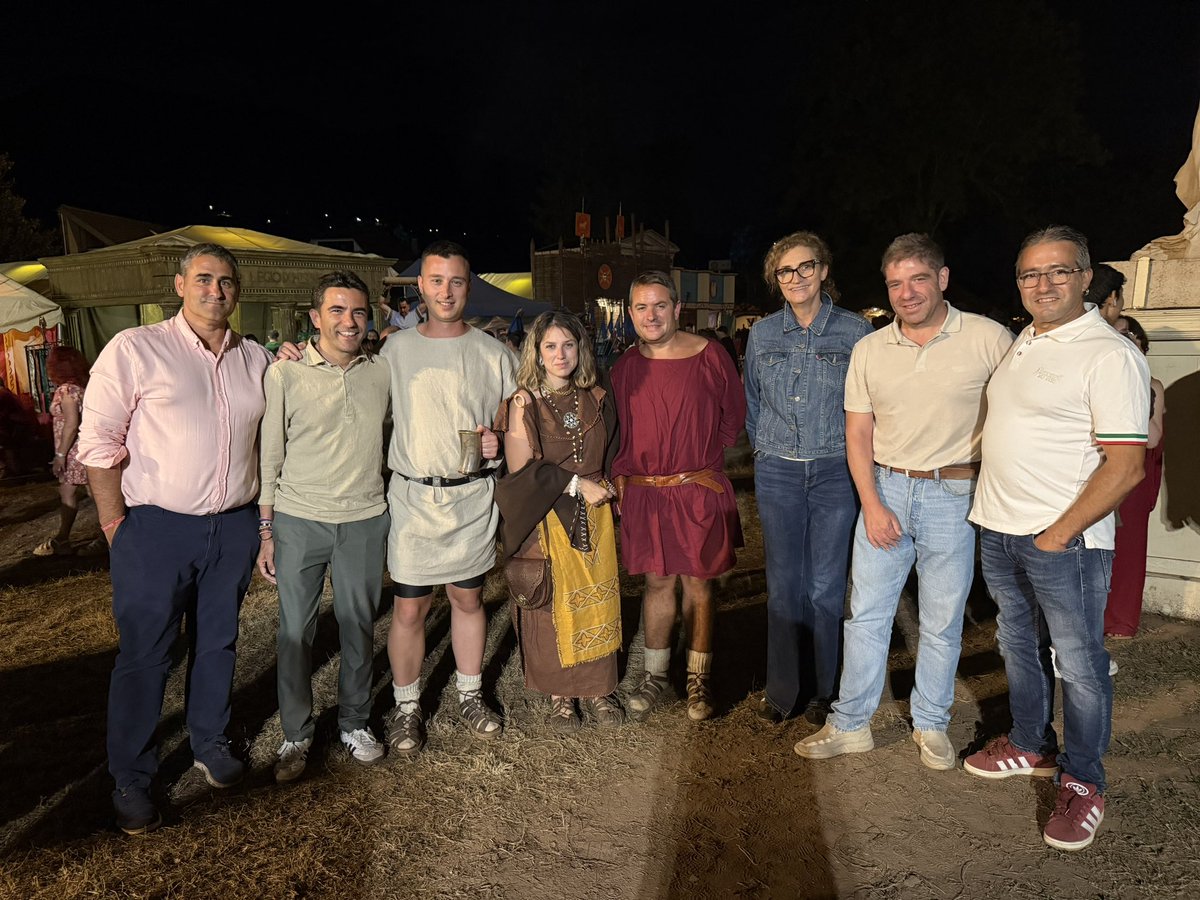 PSOECantabria's tweet photo. 📸 El secretario general, @pedro_casares , ha visitado a las tribus de cántabros y legiones de romanos en Las Guerras Cántabras, Fiesta de Interés Turístico Internacional que representa la historia, tradición, cultura y el valor de la mejor Cantabria, que construimos entre todos. https://t.co/p6IkOW4pNk