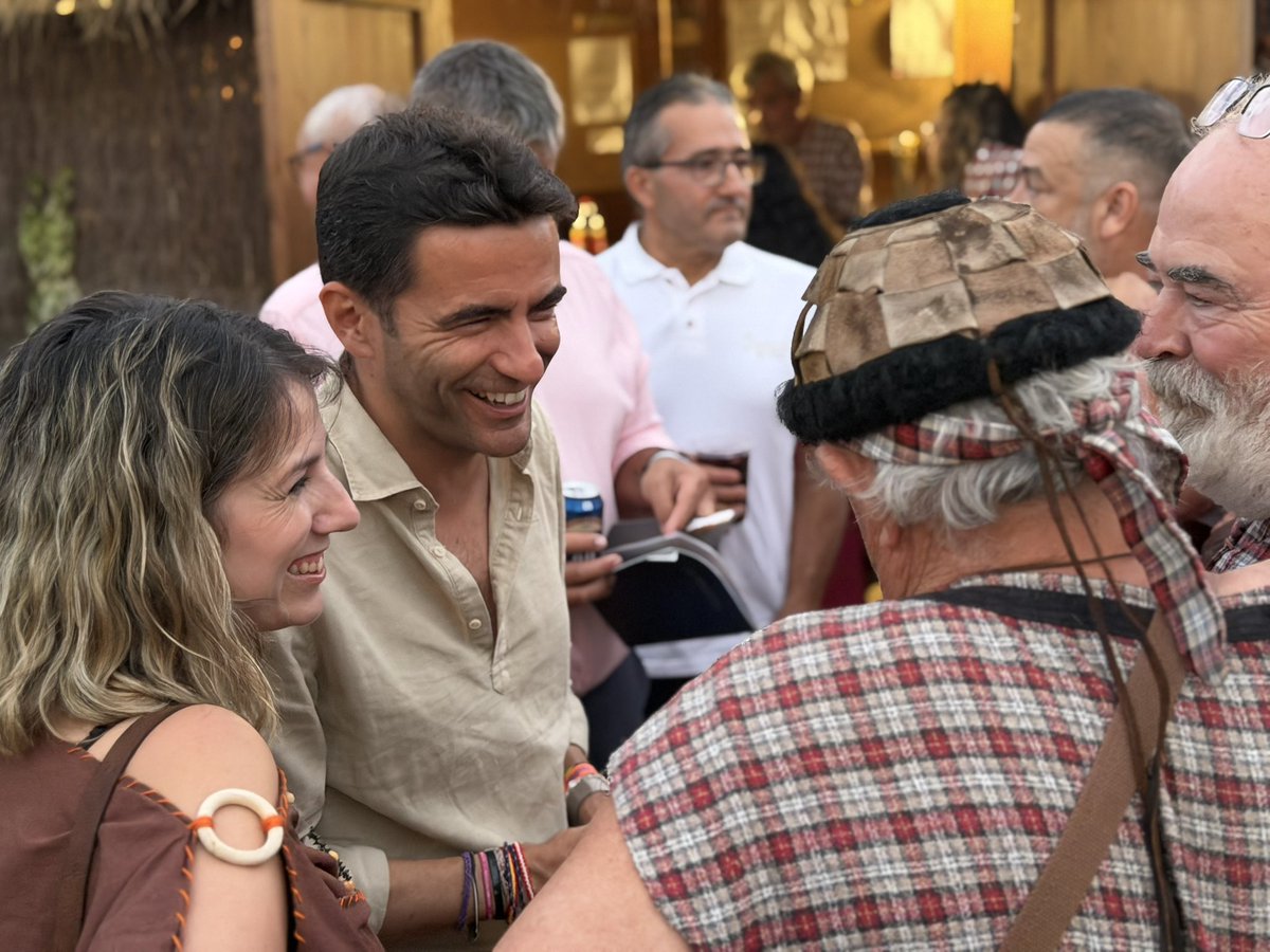 PSOECantabria's tweet photo. 📸 El secretario general, @pedro_casares , ha visitado a las tribus de cántabros y legiones de romanos en Las Guerras Cántabras, Fiesta de Interés Turístico Internacional que representa la historia, tradición, cultura y el valor de la mejor Cantabria, que construimos entre todos. https://t.co/p6IkOW4pNk