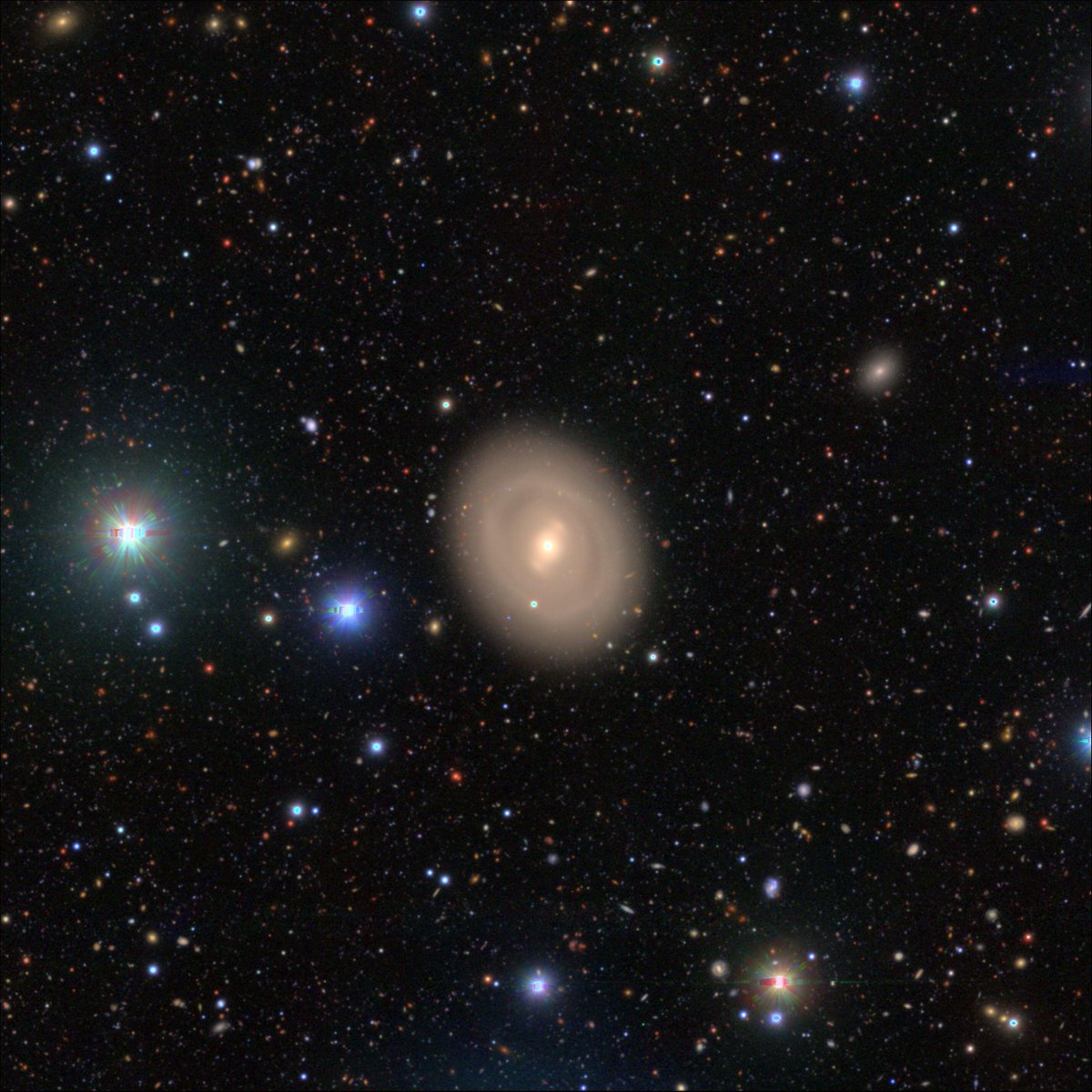 SubaruTelescope's tweet photo. 【すばるギャラリー】レンズ状銀河 NGC 4996
レンズ状銀河は、ハッブル分類で楕円銀河と渦巻銀河の中間にある銀河です。ほとんど星を作っておらず、明瞭な渦巻構造もありませんが、中心に棒状構造が見られ、その外にも淡いリング構造が見えているのが特徴です。
https://t.co/LW5CJRv6IT
#すばる望遠鏡 https://t.co/W9CQRTa7sn