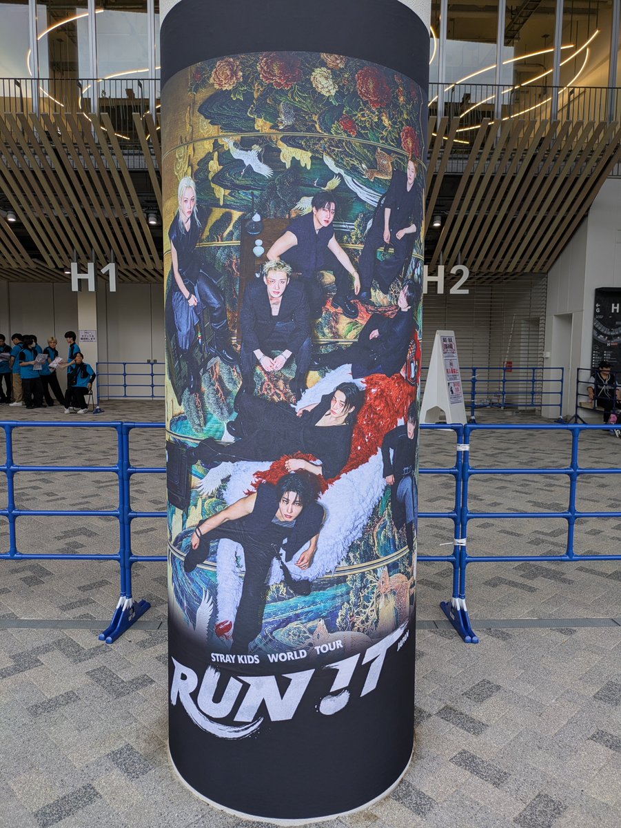 tetsuo552's tweet photo. 国立、本当に最高だった…
出会ったSTAYさんもみんな本当に優しかった…スタジアムだから体力的に不安だなーて悩んでいたのがバカバカしいくらい楽しかった。
国立競技場2層、雨全く吹き込んでこなかった！そして思ったより近かった😍
今日も行きたかったな…

＃スキズ　＃StrayKids　＃RUNIT https://t.co/V4L9TX34wi