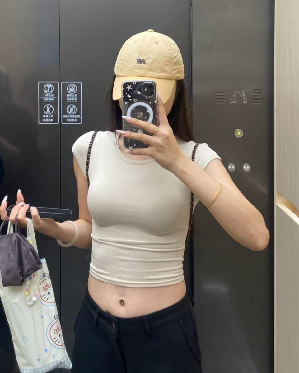 fcavours's tweet photo. GILAAA 😭😭 PANTES OUTFIT IDOL KOREA SELALU KELIATAN RAPI BANGET!!

Ternyata bukan cuma bajunya aja yang diperhatiin, innerwear juga ngaruh banget 😭🫵🏻 Makanya pas pake outfit yang fit di badan tuh nggak keliatan garis-garis bra yang ganggu, semuanya keliatan smooth dan clean🥹 https://t.co/O00NErKGOr