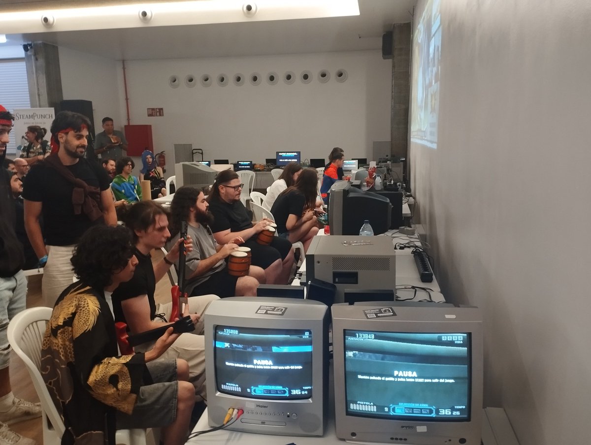 Edu_Arcadia's tweet photo. ¡La zona retro de las @FGCHolidays no para! Darkstalkers, Mario Strikers, Donkey Konga, Guitar Hero. https://t.co/DcLbDZucKw