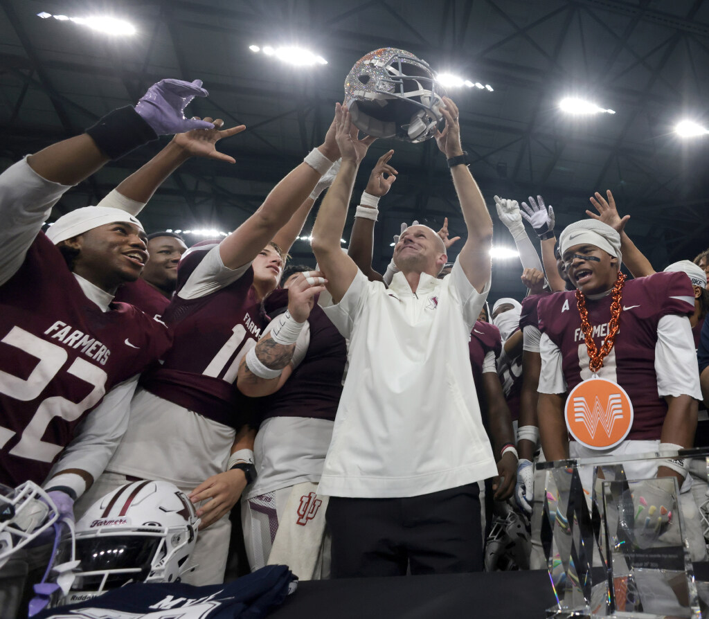 SportsDayHS's tweet photo. A season-opening thriller at The Star 🏈 See photos from Lewisville's win over Highland Park in the Jerry Jones Classic 🤠 | #TXHSFB

📸: Steve Hamm / Special Contributor

Full gallery and coverage: https://t.co/fMLhGHNtin https://t.co/GLezC71ro9