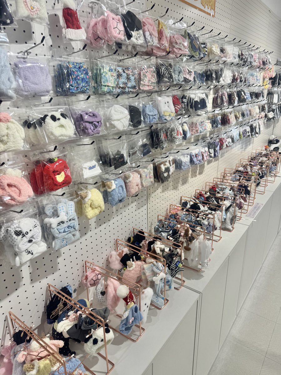 POPJAM_s2's tweet photo. 実は、まだあまり知られてません。

鶴橋に
“ぬいを連れて行くためのお店”があります🎀

ぬい服は何着でも試着OK。
リボンや小物も、その場で合わせて選べます。

ネットで眺めるだけじゃなく、
推しを連れて実際に選ぶ推し活。

ぜひPOP JAMを覗いてみてください👀

📍POP JAM鶴橋店
大阪市生野区桃谷2-9-14

#ぬい活 #大阪推し活 #鶴橋