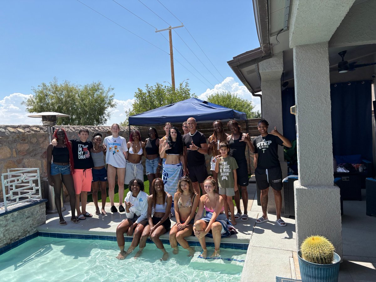 UTEPCoachEwa's tweet photo. Thank you to our former player Marta Santiago and her husband Henry Santiago for hosting our team and all the great food! #MinerFamily 🧡💙 https://t.co/CBm7yydi8v