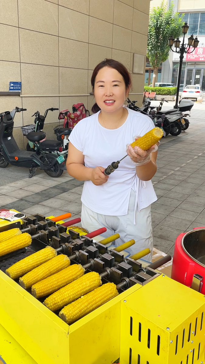 mabef260068's tweet photo. Freshly grilled corn on the cob with chili powder u0026 lime—just $2! A perfect midday snack on this sunny city street. https://t.co/1cUbGThPXp