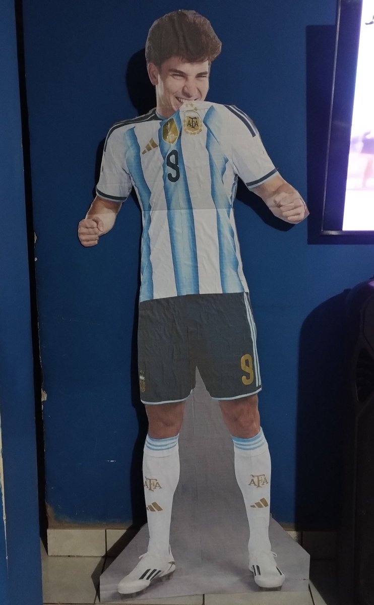 chaiel__'s tweet photo. MIS AMIGAS ME REGALARON UN JULIÁN COMO DE 1,90 KAJSJAJAJ https://t.co/EV3Ku0Pc9I