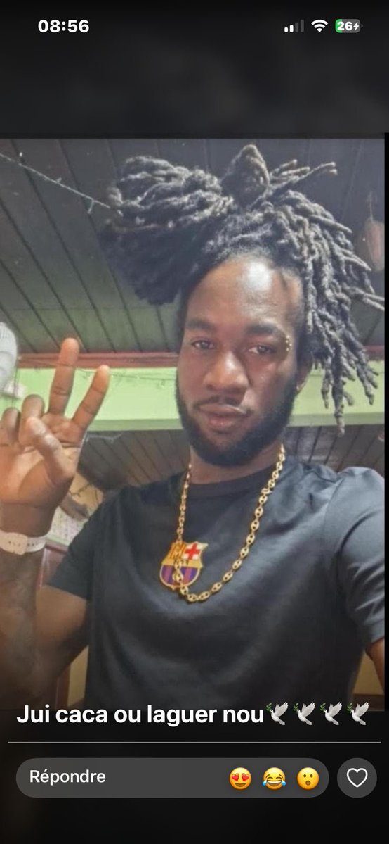 WAntillaise's tweet photo. 🚨 JARRY : UNE NOUVELLE NUIT DE SANG EN GUADELOUPE

Une fusillade a éclaté vers 3 heures du matin, ce samedi 29 août, à la sortie d’un établissement de nuit de Jarry.
Pris en chasse par un autre véhicule, les occupants auraient échangé des tirs entre le rond-point de Moudong et la clinique des Eaux Claires.

🔴 Un homme est mort
🔴 Un deuxième a été grièvement blessé au bras
🔴 Un troisième a été plus légèrement touché
Le pronostic vital des deux blessés n’est pas engagé. La piste d’un règlement de comptes est privilégiée à ce stade.
Une enquête pour assassinat et tentative d’assassinat a été ouverte.
C’est déjà le 28ᵉ homicide de l’année en Guadeloupe. Un chiffre glaçant qui montre à quel point les armes sont en train de détruire notre territoire.

📲 WhatsApp Antillaise

#Guadeloupe #Jarry #Fusillade #ViolencesArmées #Insécurité #WhatsAppAntillaise
