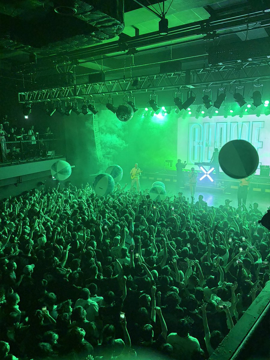 babylon1go's tweet photo. ゴリラホールでElectlic Bassboy！超絶楽しい「ブチ上がれ！」仕様のDJセット。バンドで観たかったけど、これはこれであり。そしてゴリラホールの2階、楽しい！ミックスジュースでほっこり。今日も杖ダンスで楽しみました。
#ElectlicBassboy
#ElectlicCallboy https://t.co/sKjfLHNM2M