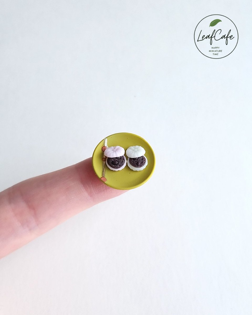 leaf_miniature's tweet photo. 最中を制作しました！！

あの菊の模様をどう作るか…
カップのような形をどう作るか…
などなど様々な壁がありましたが、納得できる作品に仕上げることができました✨

ミニチュア好きな方はぜひいいね♡フォロー🎗️お願いします🍃

#ミニチュア #シルバニア #miniature #ハンドメイド #ドールハウス https://t.co/vYU00iby15