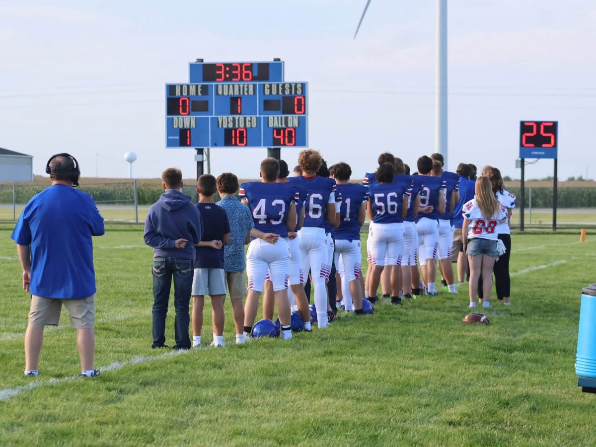 KinzieLikeABoss's tweet photo. Small town football, man. God bless America. #F1GHT #LYB https://t.co/1GmnBx8F1O