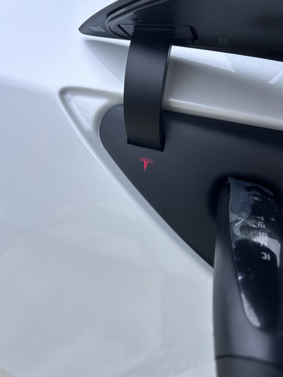 brzaki428's tweet photo. 充電できない😵
納車直後にこれって
スーパーチャージャー近くにないぞ😓

赤ランプは故障？納車直後に！？
#テスラ
#tesla 
#充電できない https://t.co/wCC0W3wk6G