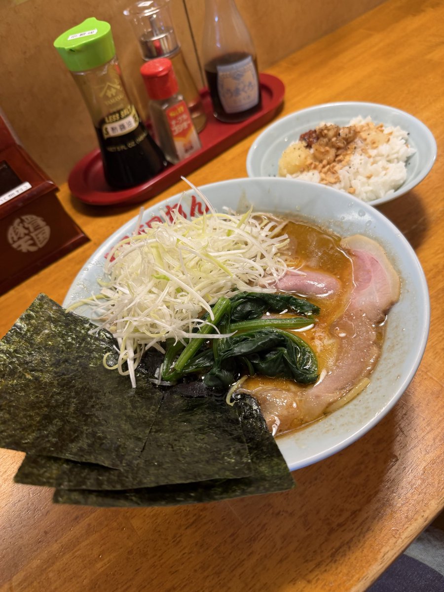 1052ren's tweet photo. 本日のメニュー　

限定1    50杯　1400円
濃厚！花咲ガニラーメン

香味野菜と豚鶏のダブルスープ
大量の花咲蟹を贅沢に入れました。

初めは飾り甲羅無くなり次第
蟹爪に切り替えます。
トゲトゲ痛いですがおしぼり使って割れば身入ってます🦀
花咲ガニ使ってますの遊び心なのでご自由に🦀

麺は北海道産全粒粉小麦🌾

蟹油も入れて蟹全開です‼️🦀

オススメの食べ方
ホール真ん中麻辣油は途中から
少し入れて味変にお使い下さい🔥
初めからはもったいないです🦀

今しか食べられない花咲🦀ラーメン
蟹好きな方に教えてあげて下さい☺️
沢山作っているので本日夜も提供出来ます🦀

限定2   17時〜　10杯

もち小麦牛の脂そば　　1150円
ローストビーフ1枚追加　200円
2枚迄

【レギュラーメニュー】 博多ラーメン 熊本ラーメン 家系ラーメン
魚介豚骨ラーメン

白髪ネギトッピング　100円

家系ラーメンに
熊本ラーメンに
オススメです！

よろしくお願いします🙇