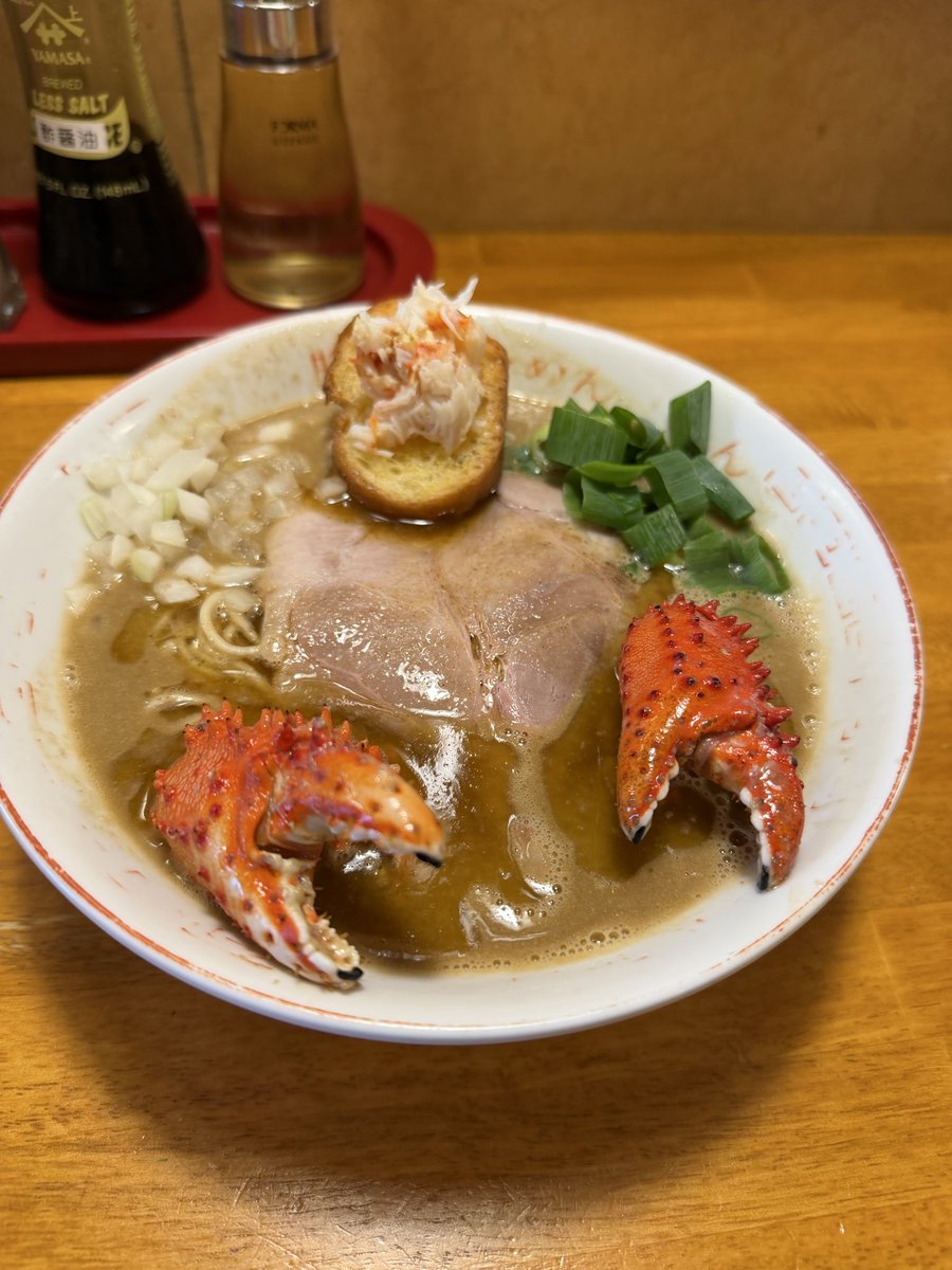 1052ren's tweet photo. 本日のメニュー　

限定1    50杯　1400円
濃厚！花咲ガニラーメン

香味野菜と豚鶏のダブルスープ
大量の花咲蟹を贅沢に入れました。

初めは飾り甲羅無くなり次第
蟹爪に切り替えます。
トゲトゲ痛いですがおしぼり使って割れば身入ってます🦀
花咲ガニ使ってますの遊び心なのでご自由に🦀

麺は北海道産全粒粉小麦🌾

蟹油も入れて蟹全開です‼️🦀

オススメの食べ方
ホール真ん中麻辣油は途中から
少し入れて味変にお使い下さい🔥
初めからはもったいないです🦀

今しか食べられない花咲🦀ラーメン
蟹好きな方に教えてあげて下さい☺️
沢山作っているので本日夜も提供出来ます🦀

限定2   17時〜　10杯

もち小麦牛の脂そば　　1150円
ローストビーフ1枚追加　200円
2枚迄

【レギュラーメニュー】 博多ラーメン 熊本ラーメン 家系ラーメン
魚介豚骨ラーメン

白髪ネギトッピング　100円

家系ラーメンに
熊本ラーメンに
オススメです！

よろしくお願いします🙇