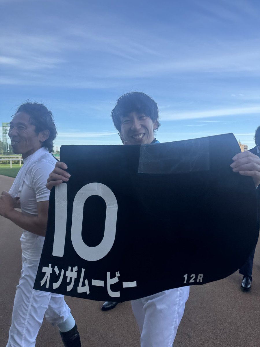 yasuhara_k28157's tweet photo. 札幌競馬　牧田厩舎オンザムービー3連勝　道営から田中淳二さん落合ジョッキーのルアシュエル参戦　西村厩舎リッケンバッカー障害初勝利と素晴らしい1日に　
横山家と繋いでくれた昆厩舎には感謝の念がたえません
勝っても負けてもレースが終わるとノーサイド　勝利を喜び合う古川ジョッキーの人柄は素晴らしいですね

競馬の醍醐味です