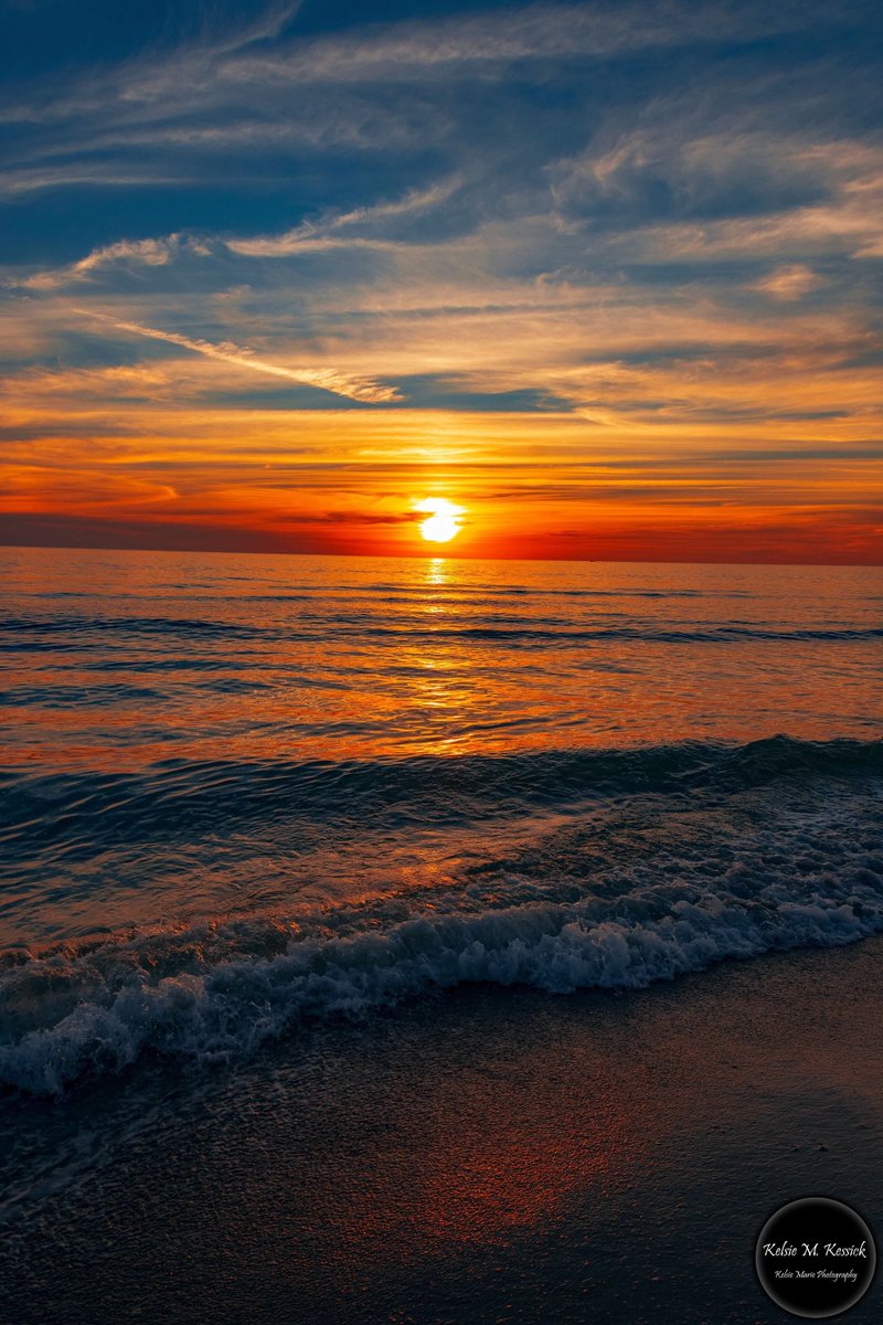DelbertBroadnay's tweet photo. SAomeone dreamSnd someone else dreams of leaving the job they already have.
Someone dreams of getting a job.
omeone dreams of living by the sea, simply because that’s where they feel at peace. https://t.co/viyAZSgnP4
