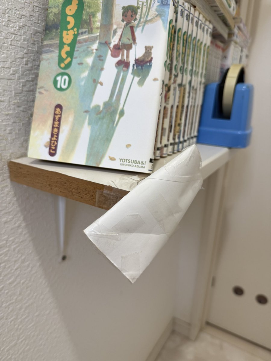 comeGOD2come's tweet photo. トイレットペーパーの芯が斬新に貼り付けられてたので子供に「何かのおまじない？」と聞いたら「お母さんが角で頭打たないように」とのこと
先日ここでお尻を強打し悶絶してたのを見てたらしい
ありがとう https://t.co/YoVAHx6pae