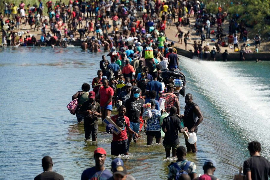 Patricia090Fr's tweet photo. By some estimates, more than 20 million illegal aliens entered the United States under President Biden.

ZERO illegal aliens have entered the United States under President Trump.

Republicans secured the border. Democrats want to REOPEN it and go back to this ⬇️ https://t.co/x3RK0Zezxg